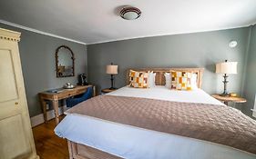 Hellbender Bed & Beverage